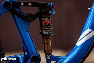 Am Heck sorgt bei den 27,5ern ein Fox Float DPS für ein sensibles Ansprechverhalten (hier noch ein Fox Factory-Dämpfer am Vorserienbike zu sehen) Am Heck sorgt bei den 27,5ern ein Fox Float DPS für ein sensibles Ansprechverhalten (hier noch ein Fox Factory-Dämpfer am Vorserienbike zu sehen)