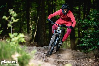 Die massive Fox 38-Federgabel mit 170 mm Federweg am 29er und der Coil-Dämpfer am Heck verschieben den Einsatzbereich des YT Capra Shred noch mehr in Richtung Abfahrt. Die massive Fox 38-Federgabel mit 170 mm Federweg am 29er und der Coil-Dämpfer am Heck verschieben den Einsatzbereich des YT Capra Shred noch mehr in Richtung Abfahrt.