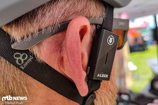 Das Kommunikationssystem wird am Helmriemen befestigt und lässt das Ohr komplett frei. Das Kommunikationssystem wird am Helmriemen befestigt und lässt das Ohr komplett frei.