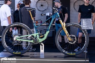 Das neue Rocky Mountain Altitude rollt auf 29"-Laufrädern und verfügt über 170 mm Federweg vorn sowie 160 mm am Heck. Das neue Rocky Mountain Altitude rollt auf 29"-Laufrädern und verfügt über 170 mm Federweg vorn sowie 160 mm am Heck.