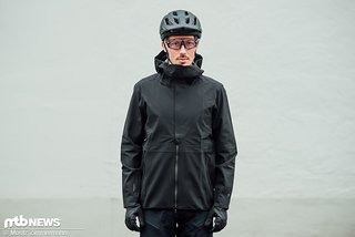 Wer sich trotz strömendem Regen auf die Trail wagt, soll in der Specialized Rain Jacket einen treuen Begleiter finden Wer sich trotz strömendem Regen auf die Trail wagt, soll in der Specialized Rain Jacket einen treuen Begleiter finden