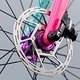 Der Lockring kommt gleich in 11 Farben, wodurch der Käufer den passenden Lockring für das eigene Bike auswählen kann.