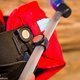 Der Trinkschlauch wird mithilfe eines starken Magnet-Clips fixiert ...