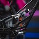 Beim Hinterbaukonzept kommt ein Split-Pivot-Design zum Einsatz mit Querstrebe über dem Dämpfer, wie man es schon vom Orbea Wild E-Bike kennt.