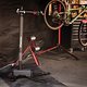 Der Feedback Sports Pro e-Lift Montageständer bringt Bikes per Fußdruck auf Arbeitshöhe.