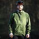 Die Velocio Trail Access Hardshell-Jacke ist wasserdicht, in 8 Größen und 3 Farben verfügbar und kostet 357,95 €.